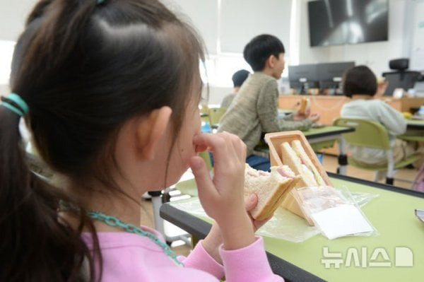 급식-파업으로-빵으로-끼니-떼우는-아이들..-＜new!-11-이미지