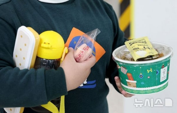 급식-파업으로-빵으로-끼니-떼우는-아이들..-＜new!-5-이미지