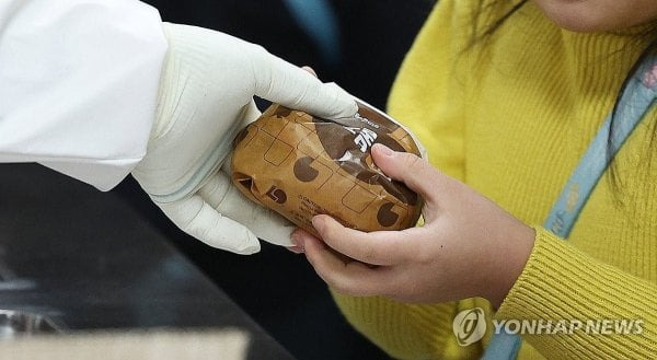 급식-파업으로-빵으로-끼니-떼우는-아이들..-＜new!-0-이미지