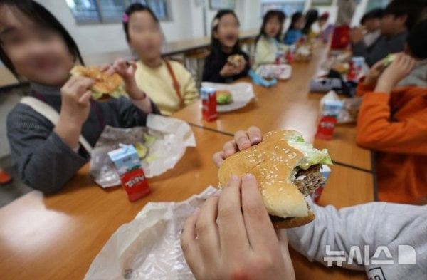 급식-파업으로-빵으로-끼니-떼우는-아이들..-＜new!-3-이미지