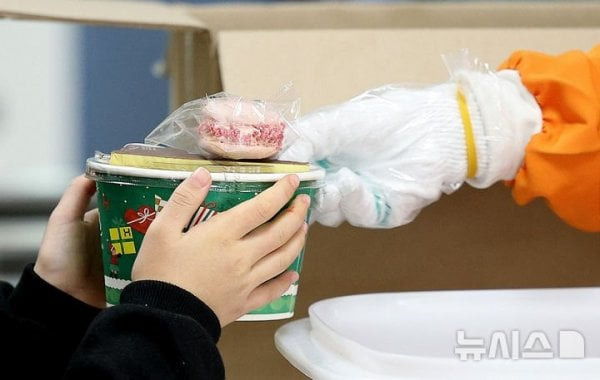 급식-파업으로-빵으로-끼니-떼우는-아이들..-＜new!-7-이미지