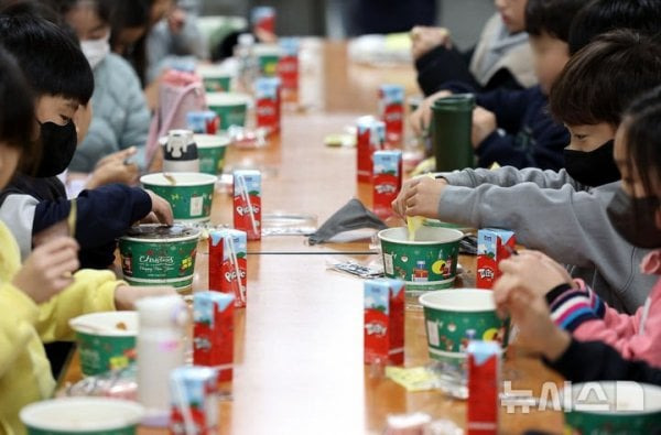 급식-파업으로-빵으로-끼니-떼우는-아이들..-＜new!-8-이미지