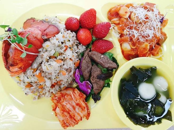 “한국-애들-이걸-매일-먹는다고?-부럽다”-외국인-놀란-韓급식…“무려-6코스”-1-이미지