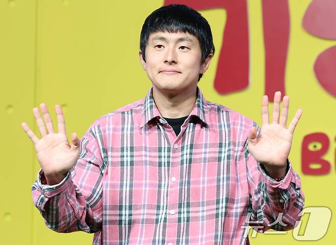 기안84,-폐지-줍는-어르신-100명에-100만원씩-총-1억-직접-전달…훈훈-0-이미지