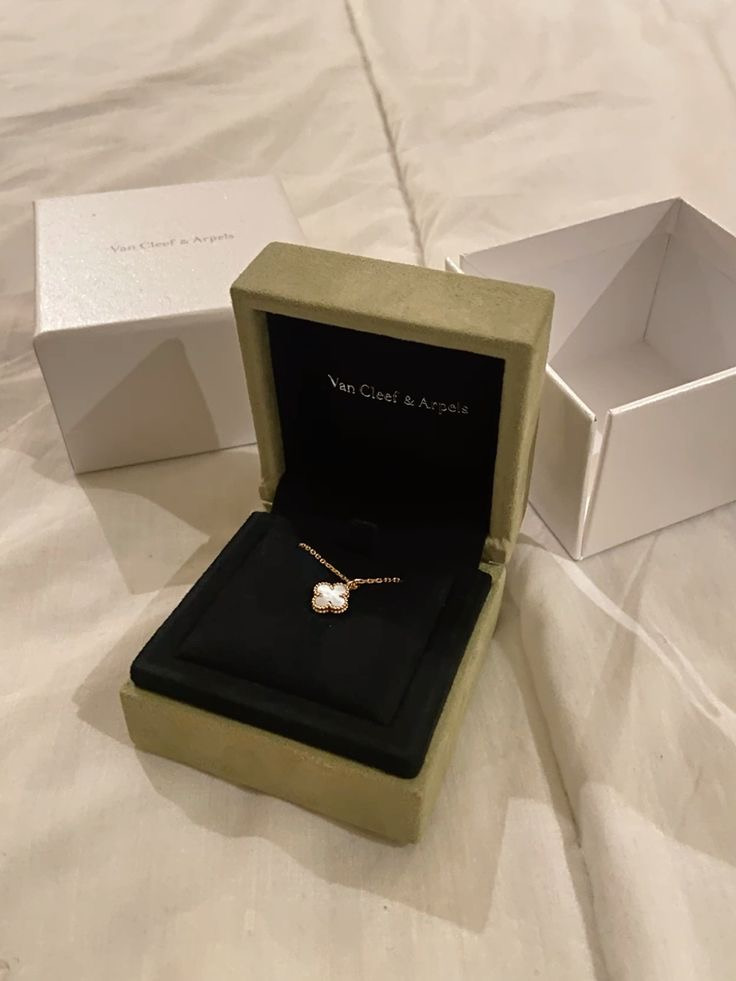 전-세계적으로-가장-히트-친-목걸이가-아닐까-하는-.jpg-11-이미지