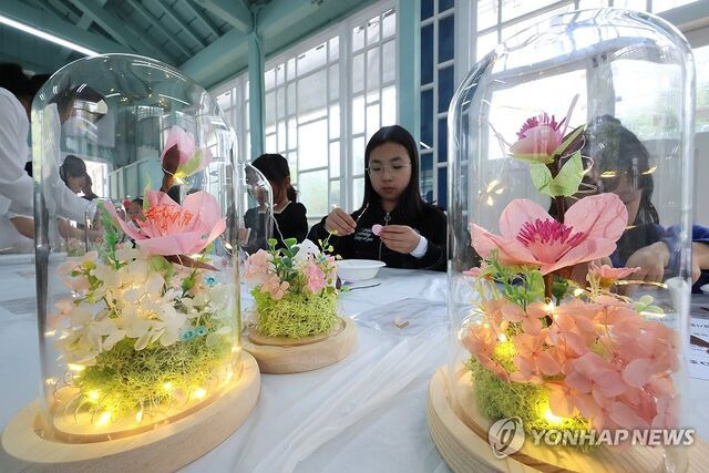 “엄마,-올해는-카네이션-대신-복숭아꽃-드릴게요”…창경궁서-효도등-만들기-0-이미지