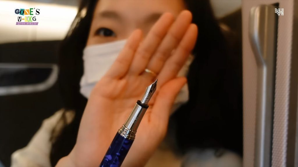 만년필-쓰는-연예인들.jpg-1-이미지