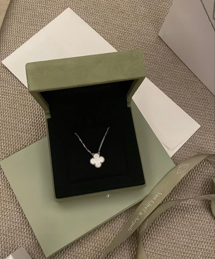 전-세계적으로-가장-히트-친-목걸이가-아닐까-하는-.jpg-12-이미지