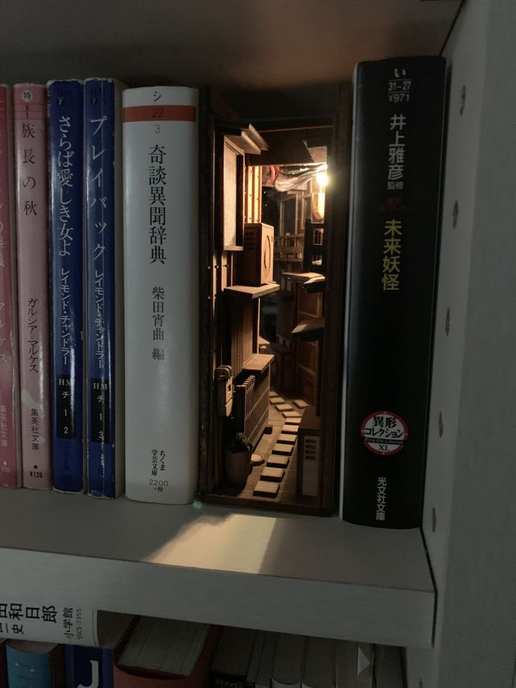책-사이-또다른-세상-북눅(Book-nook)-1-이미지