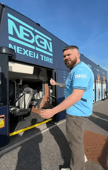 맨시티-선수들이-타고-다니는-버스-클래스.GIF-1-이미지