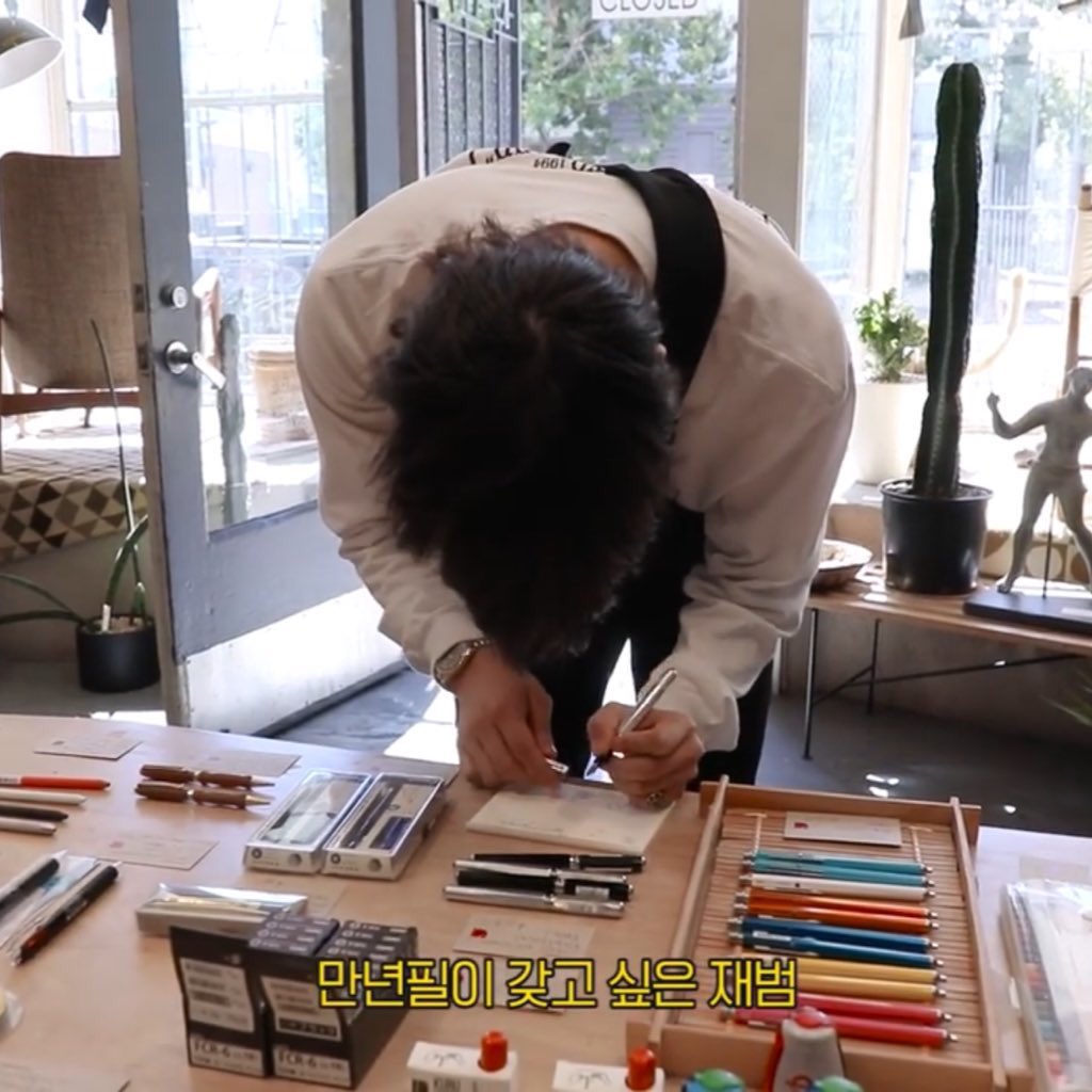 만년필-쓰는-연예인들.jpg-15-이미지