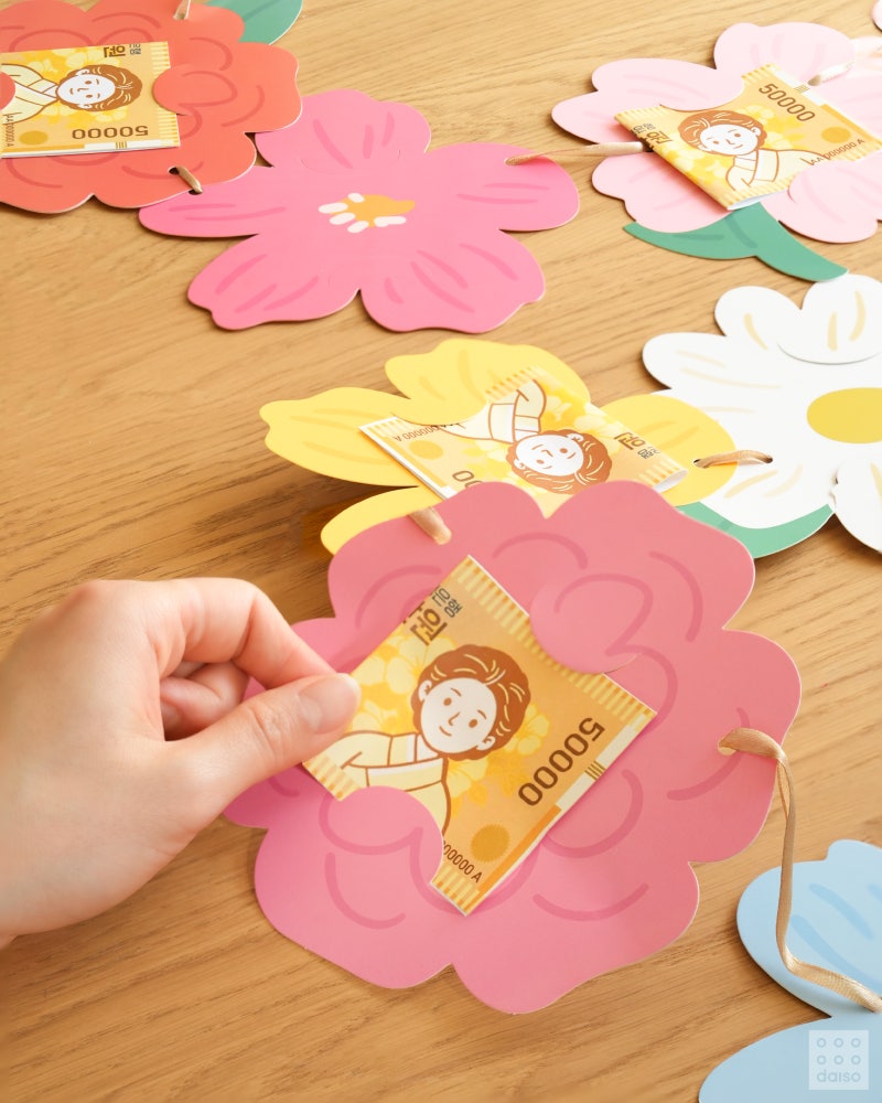 2026-다이소-가정의-달💐-어린이날부터~생화-카네이션-&-카네이션-브로치🌹-어버이날까지-준비-끝!🎁-우리-가족-웃음-버튼-ON-14-이미지