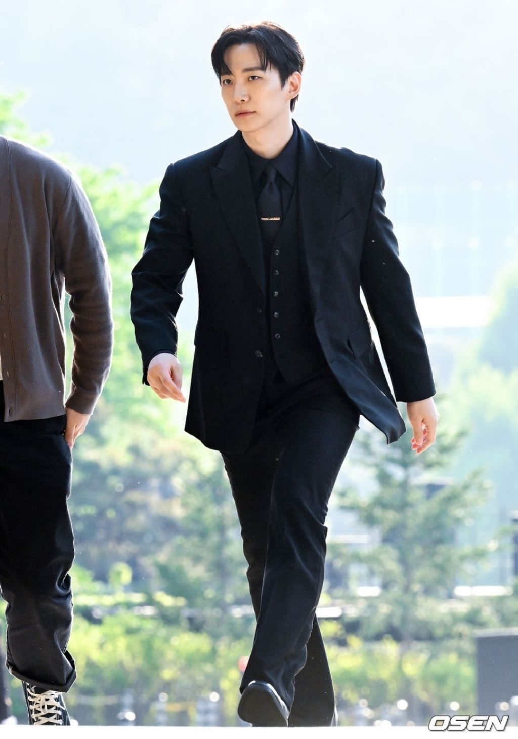 오늘자-옥택연-결혼식에-참석하는-2PM-8-이미지