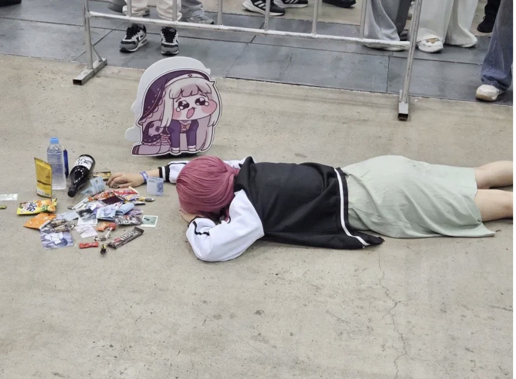 코스프레하다가-잠들어버린-사람에게-생긴-일-0-이미지