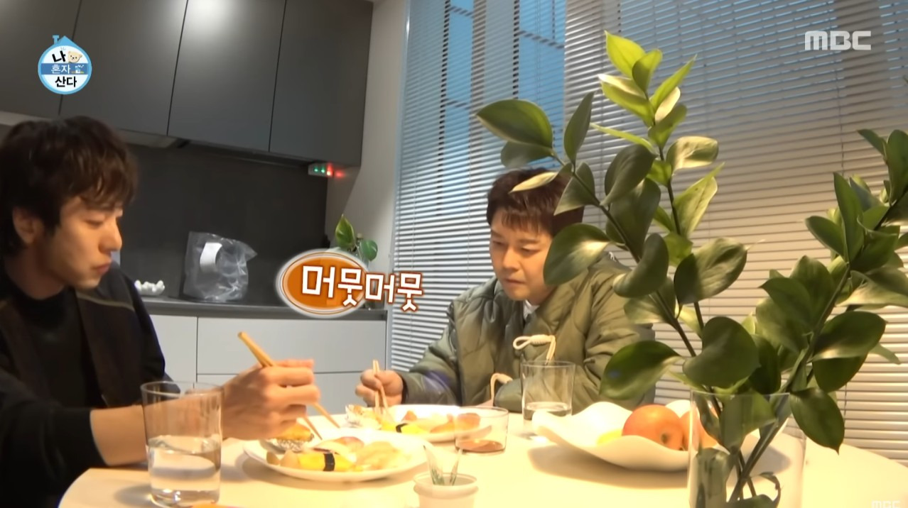 [나혼자산다]-전현무가-박천휴-집에서-초밥을-먹을-때-간장도-찍어-먹지-못한-이유-8-이미지