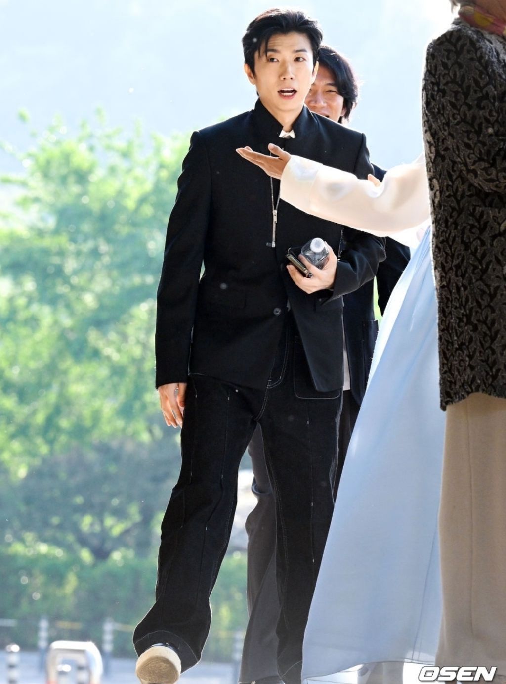 오늘자-옥택연-결혼식에-참석하는-2PM-7-이미지