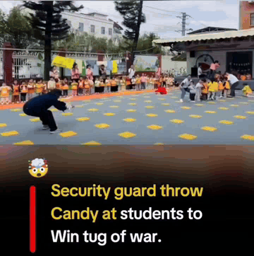 줄다리기-밀리던-경비-아저씨,-아이들-에게-사탕을-던지자-1-이미지