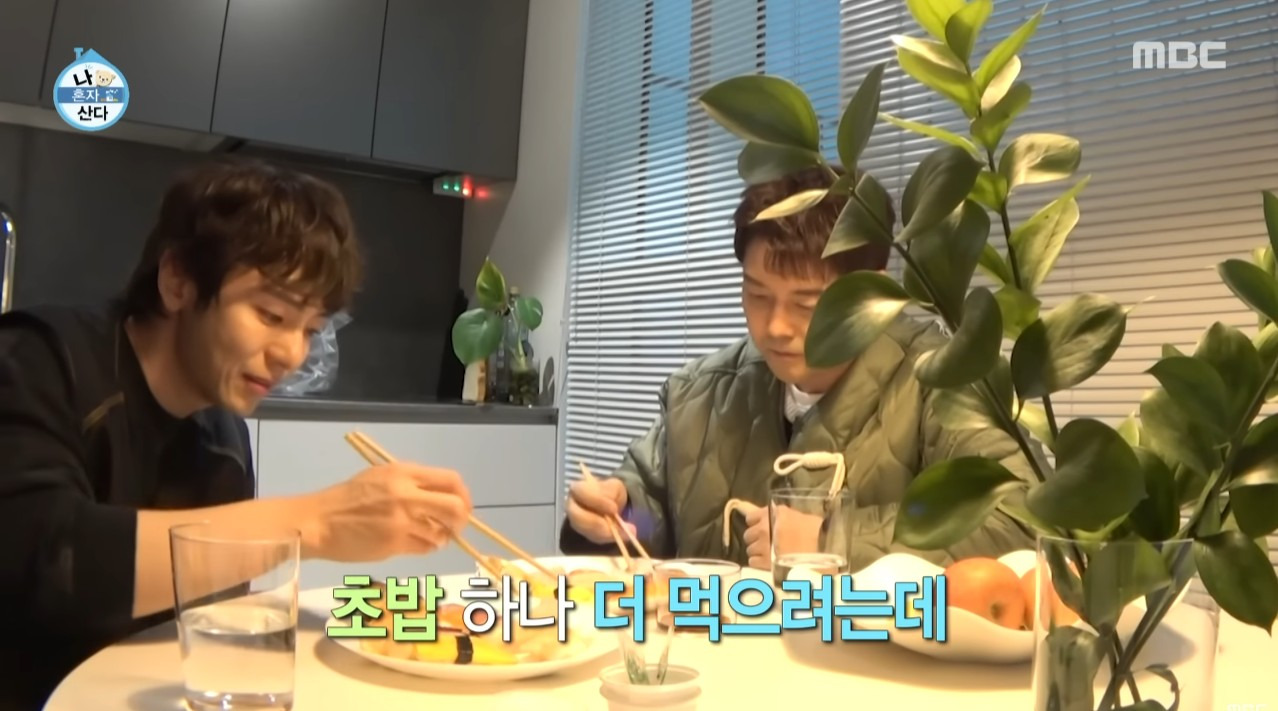 [나혼자산다]-전현무가-박천휴-집에서-초밥을-먹을-때-간장도-찍어-먹지-못한-이유-2-이미지