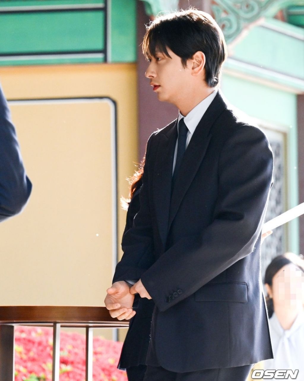 오늘자-옥택연-결혼식에-참석하는-2PM-1-이미지