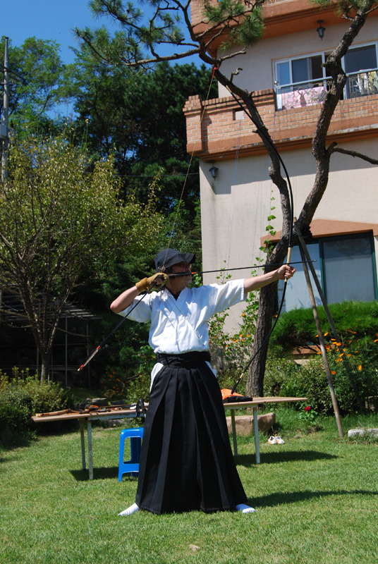 임진왜란-당시-왜군의-활을-노획한-조선군-2-이미지