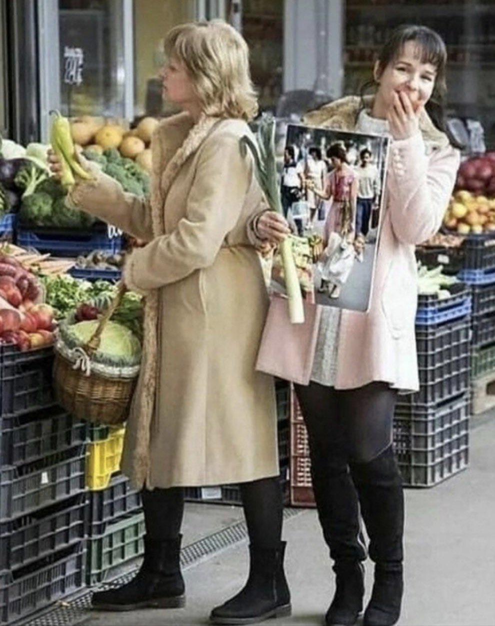 딸을-투명-비닐봉지에-넣고-장-보는-어머니-3-이미지