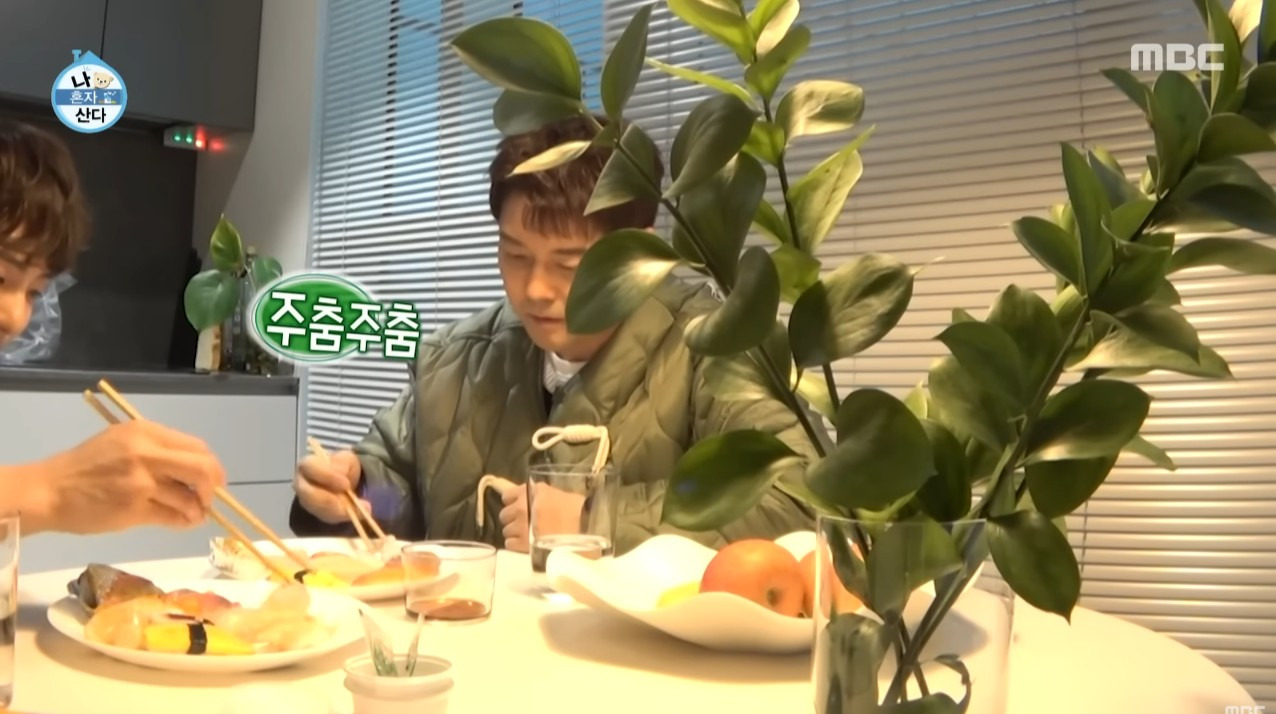 [나혼자산다]-전현무가-박천휴-집에서-초밥을-먹을-때-간장도-찍어-먹지-못한-이유-4-이미지