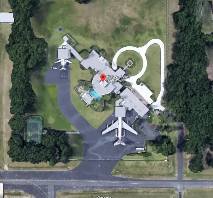 집에-활주로가-있는-헐리웃-배우-0-이미지