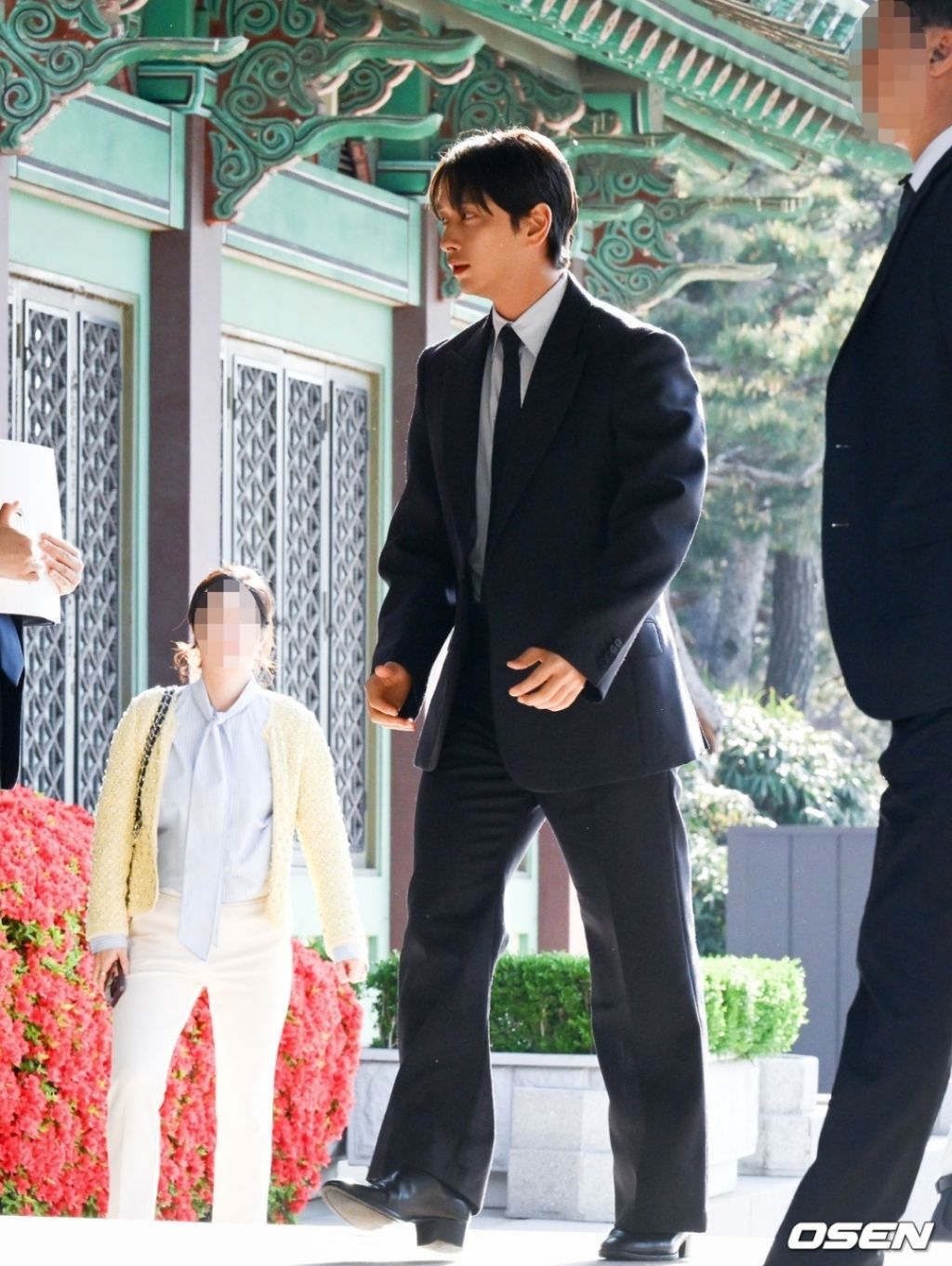 오늘자-옥택연-결혼식에-참석하는-2PM-2-이미지