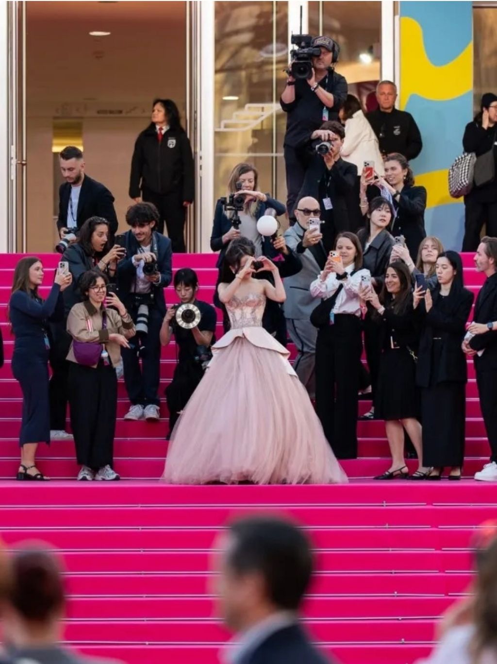 국위선양중인-블랙핑크-제니와-지수-24-이미지