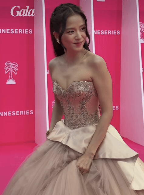 칸시리즈-국제-페스티벌에-등장한-블랙핑크-지수-1-이미지