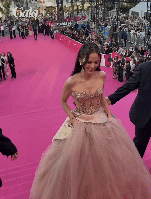 칸시리즈-국제-페스티벌에-등장한-블랙핑크-지수-2-이미지