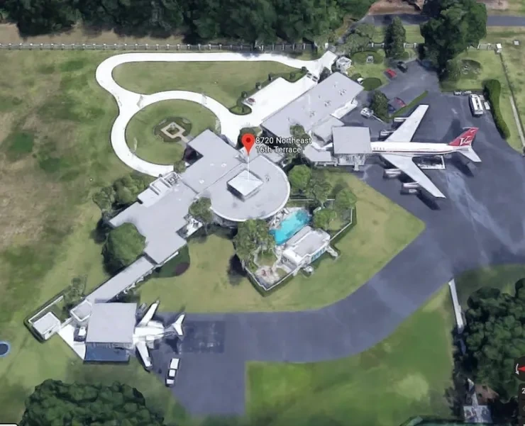 집에-활주로가-있는-헐리웃-배우-1-이미지