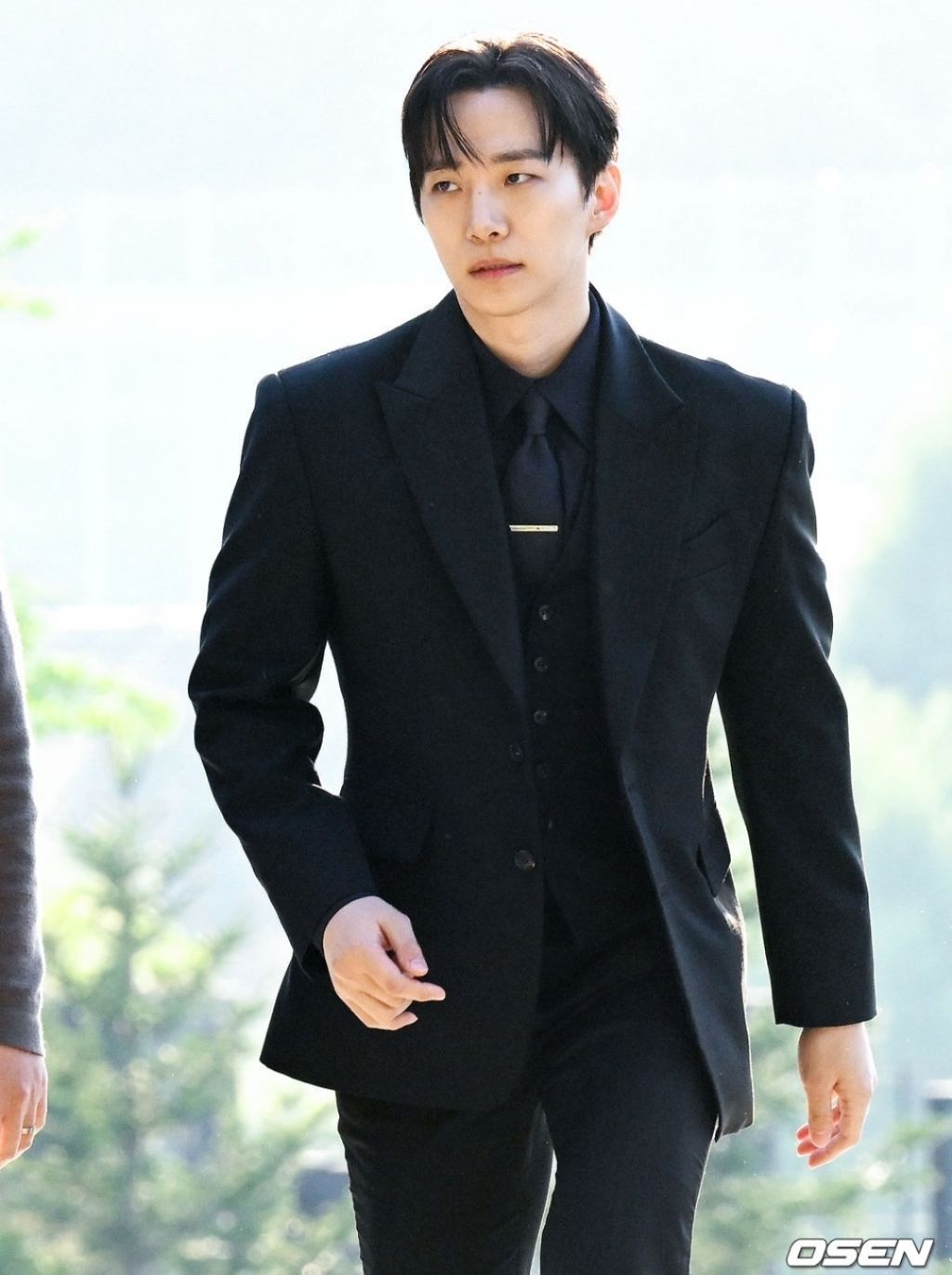 오늘자-옥택연-결혼식에-참석하는-2PM-9-이미지