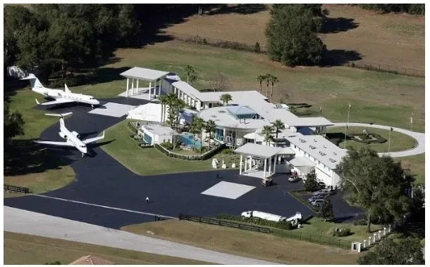 집에-활주로가-있는-헐리웃-배우-3-이미지