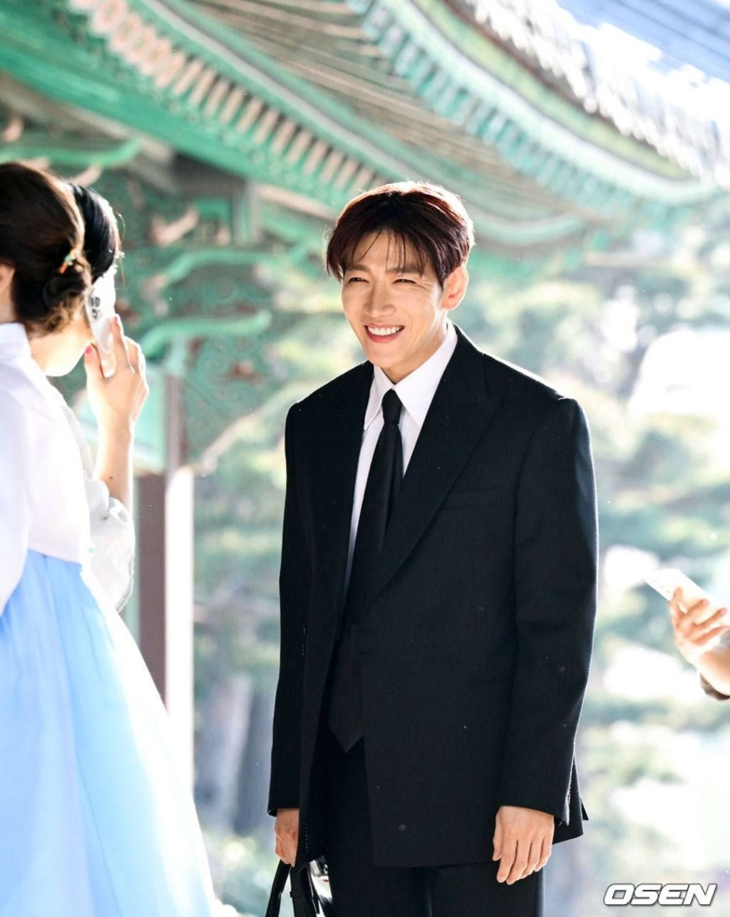 오늘자-옥택연-결혼식에-참석하는-2PM-6-이미지