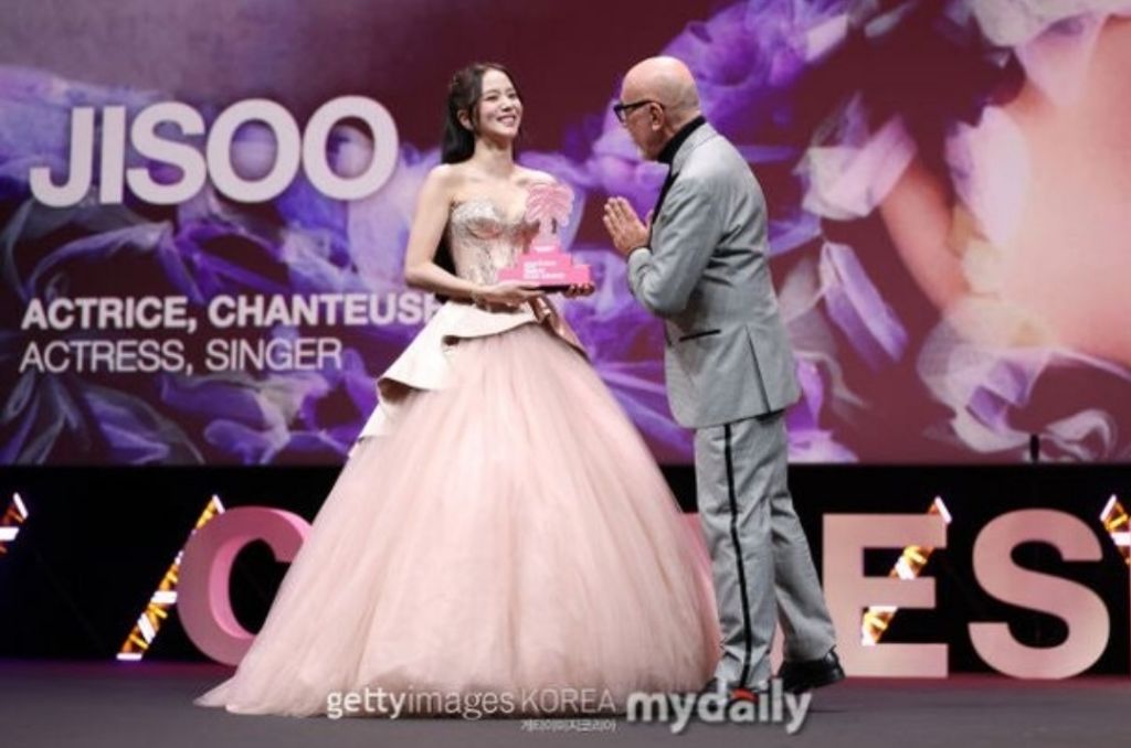 국위선양중인-블랙핑크-제니와-지수-13-이미지