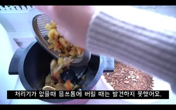 수세미에서-뿜어져나오는-플라스틱-(결국-우리-입으로...)-4-이미지