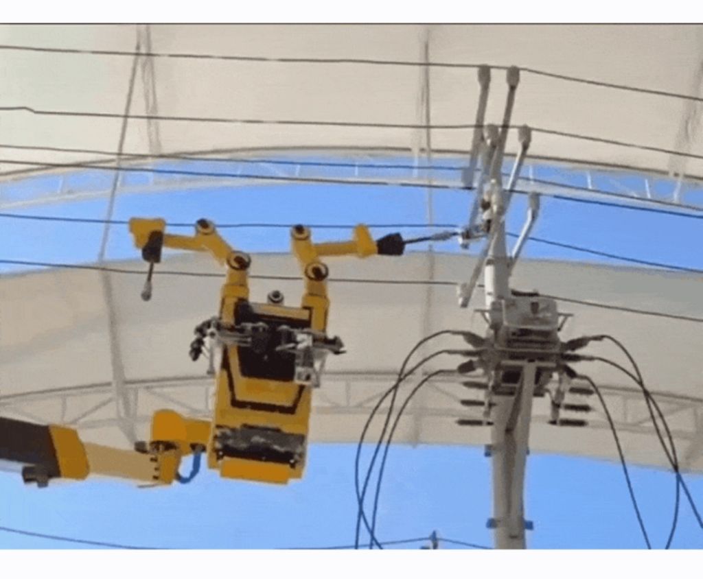 고압-전기-작업하는-로봇-2-이미지