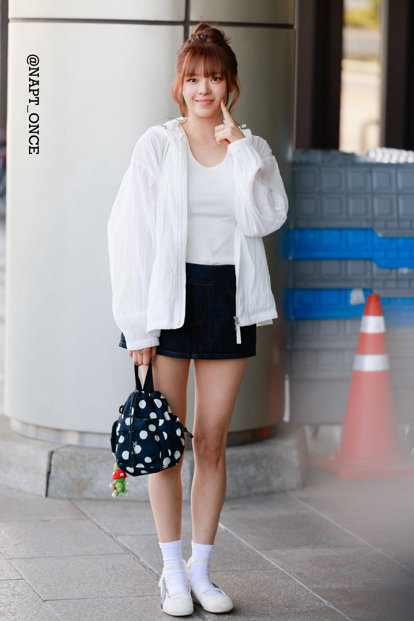 오늘자-트와이스-정연-상큼걸-공항패션.gif-7-이미지