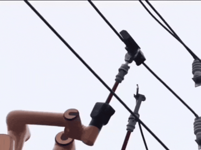 고압-전기-작업하는-로봇-1-이미지