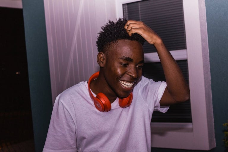 미국에서-겸연쩍게-웃으면-사람들이-기분나빠-한다고함-1-이미지