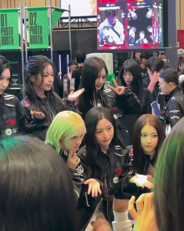 티원-홈그에서-발견된-티원-유니폼-입은-엔믹스-멤버들ㄷㄷㄷㄷ-1-이미지