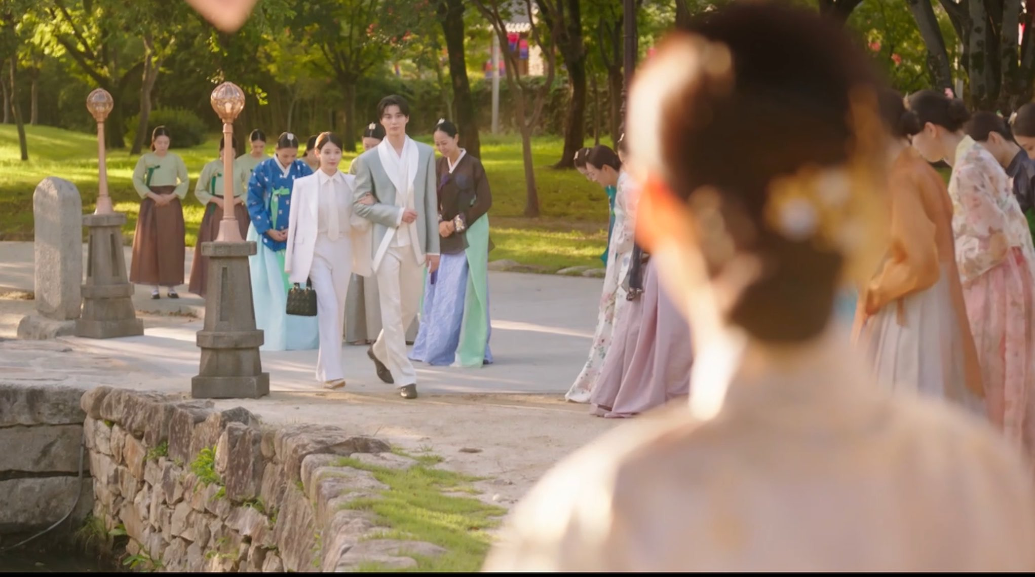 안예쁘다-말나오는-아이유-변우석-투샷-1-이미지