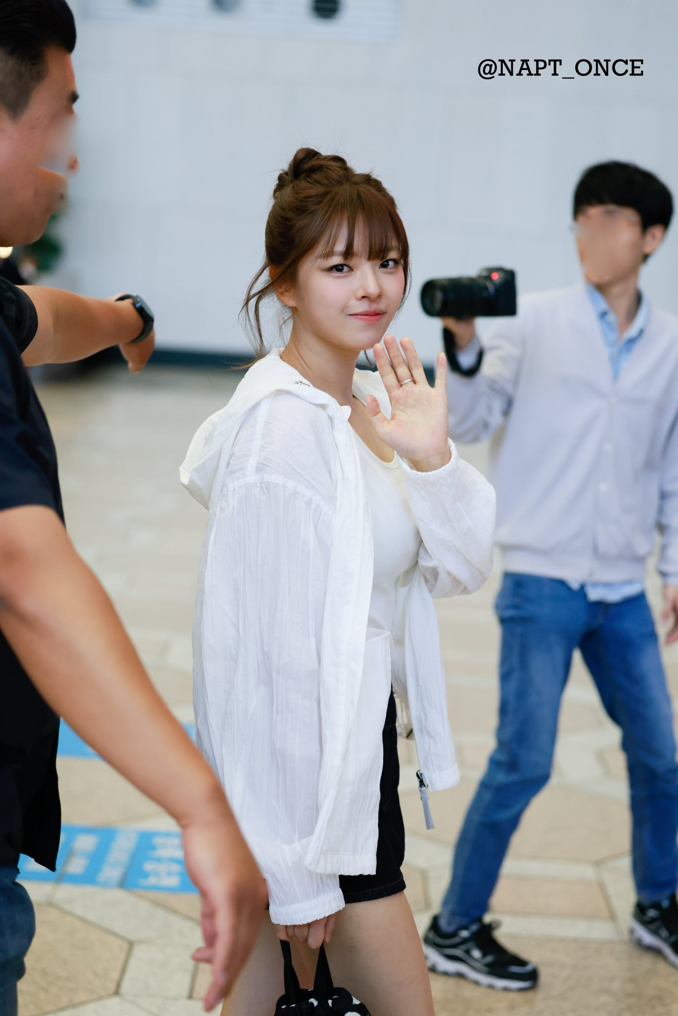 오늘자-트와이스-정연-상큼걸-공항패션.gif-8-이미지