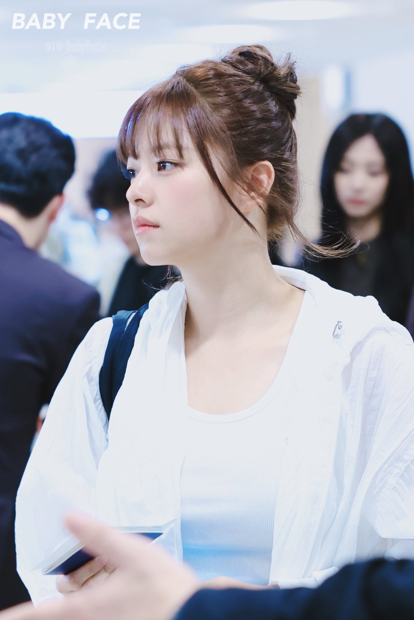 오늘자-트와이스-정연-상큼걸-공항패션.gif-6-이미지