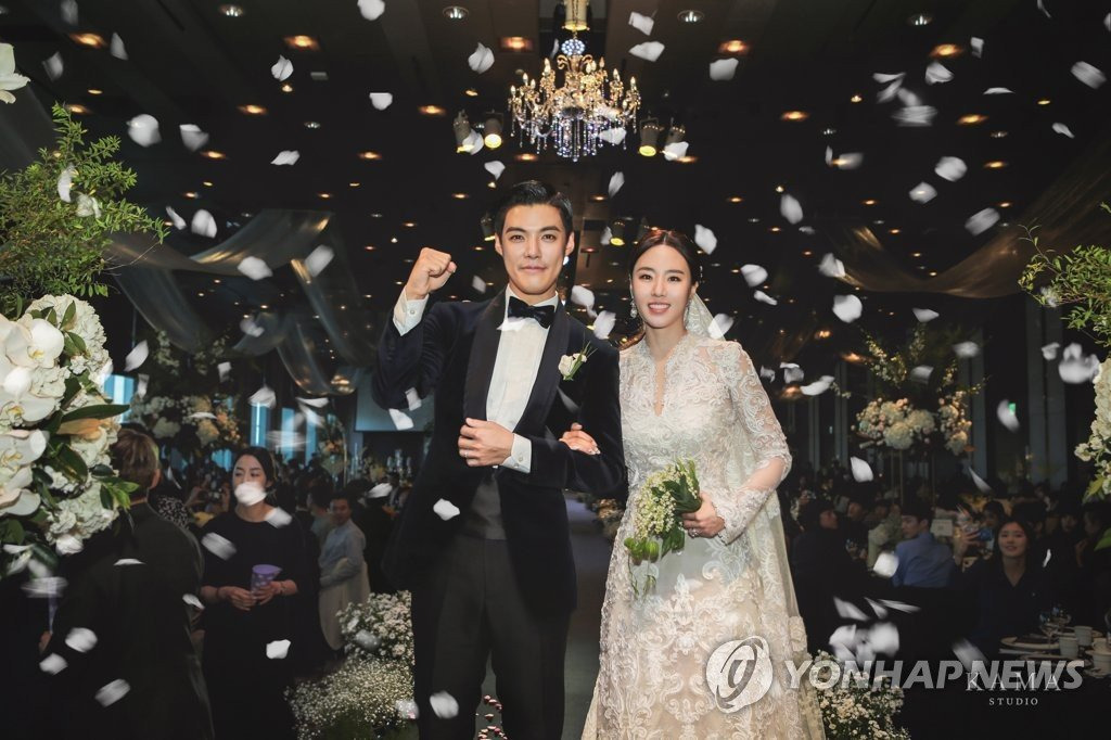 연예인-결혼식-단골-부케-3-이미지