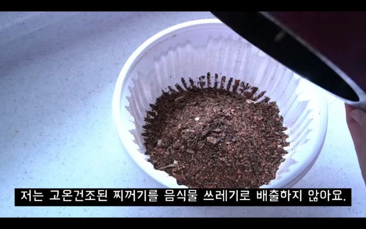 수세미에서-뿜어져나오는-플라스틱-(결국-우리-입으로...)-2-이미지