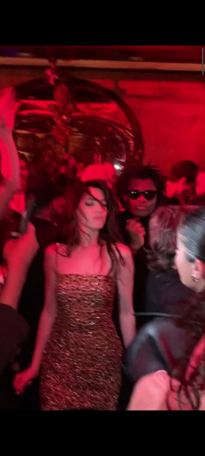 핫해서-난리난-프랑스-클럽에서-춤추는-앤해서웨이-0-이미지