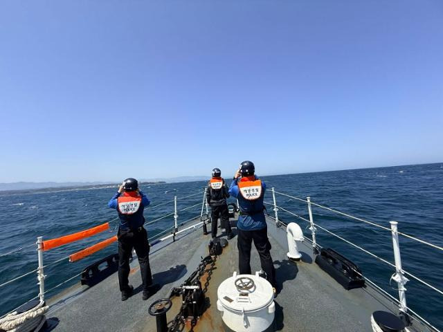 실종-50대-다이버,-12시간-표류-끝-생환...-시멘트-운반선이-발견-0-이미지