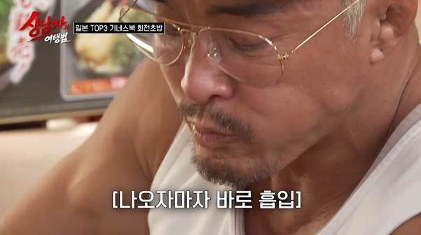 성인-남자-셋이-회전초밥-집에-가면-생기는-일…jpg-1-이미지